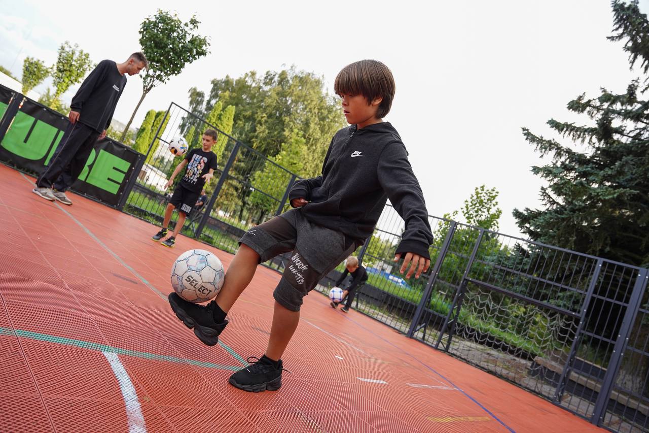 U Lvovi zapuskajuť bezkoštovni zanjattja zi stritfutbolu, brejkingu ta stritdensu dlja ditej