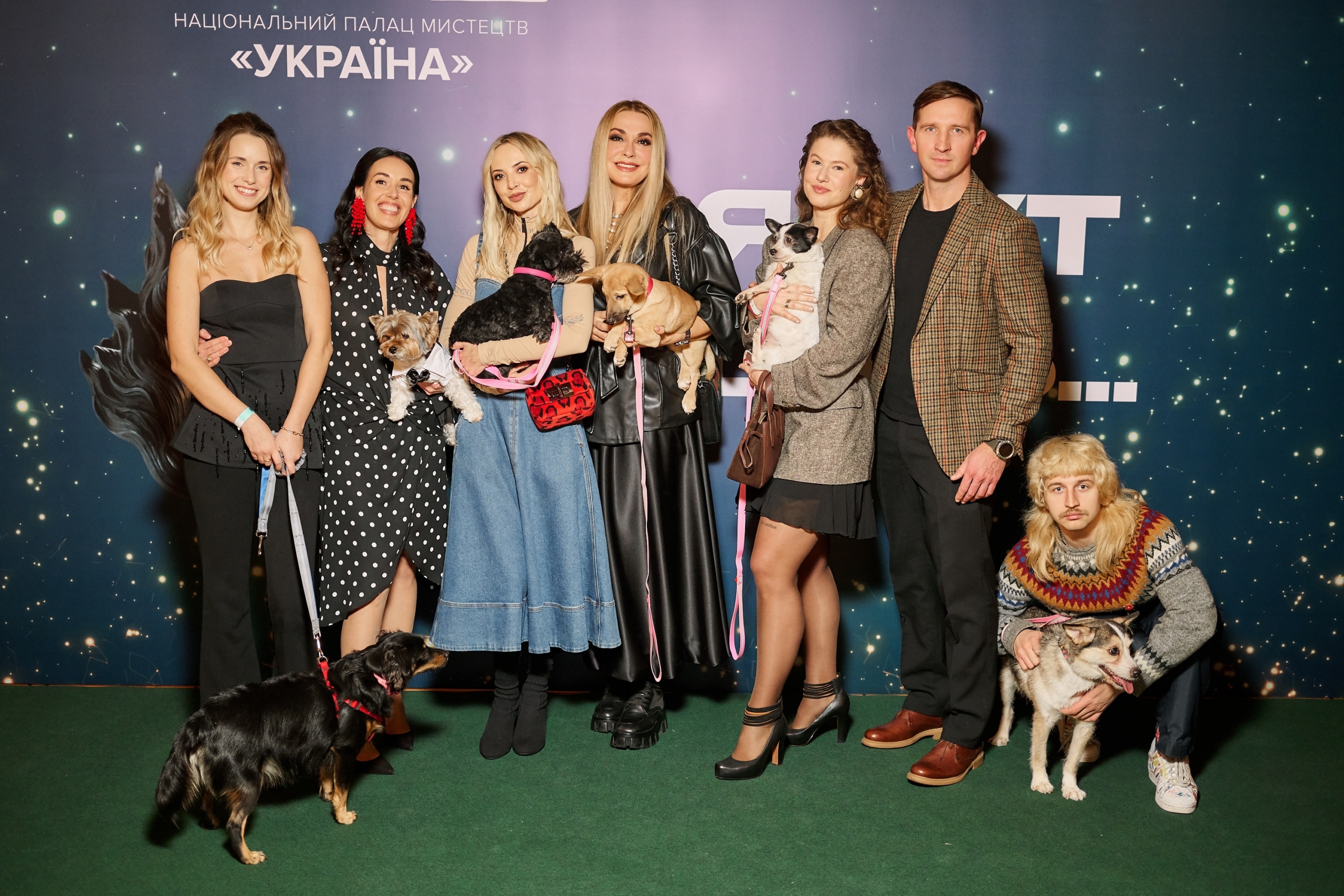 🐶 Собаки з притулку в центрі уваги: актори фільму «Песики» на червоній доріжці MUZVAR AWARDS 2024 