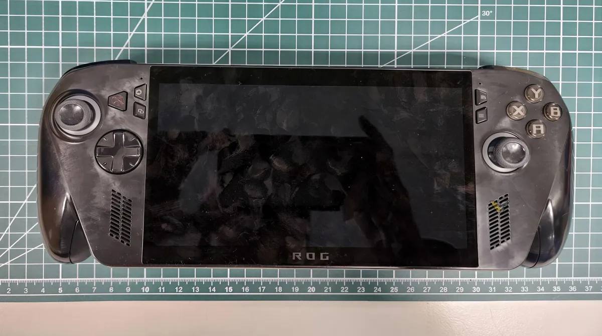 🎮 В мережі з’явилися фото портативної консолі, яку Asus створює спільно з Xbox
